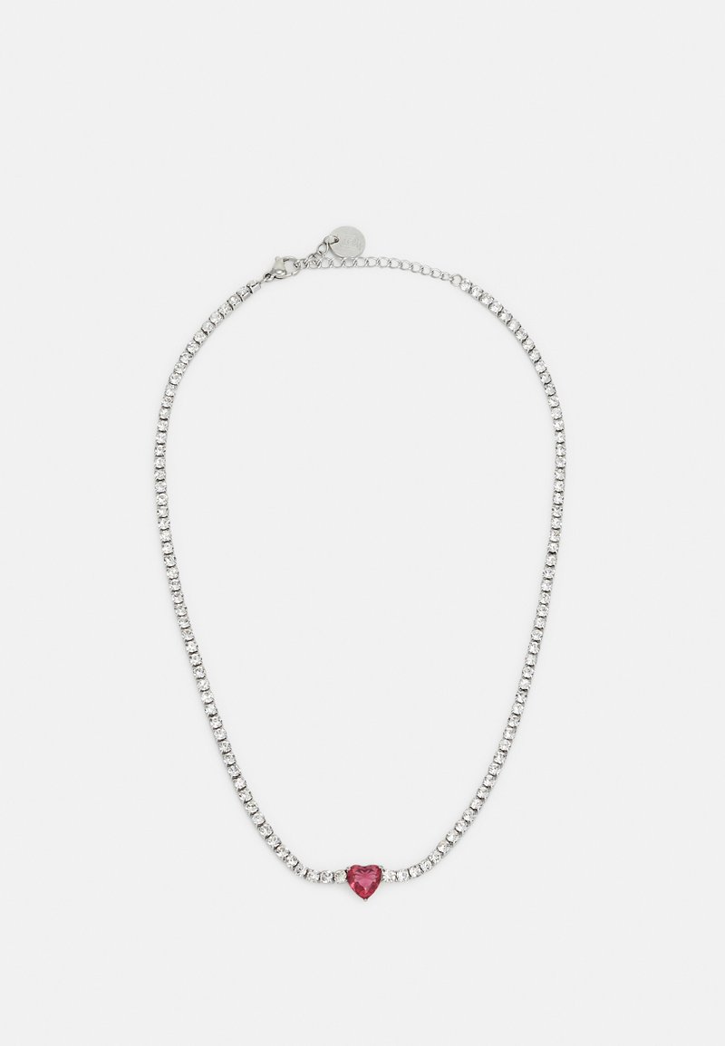 Collier en argent avec des pierres claires et un gemme rouge en forme de cœur au centre. Design de chaîne délicate avec un fermoir.
