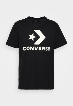 T-shirt noir à manches courtes avec un logo Converse blanc comprenant une étoile et une flèche au-dessus du nom de la marque au centre devant.