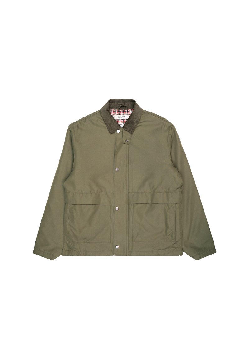 Chaqueta verde oliva hecha de tejido liviano, con cuello tipo solapa, cierre de botones a presión y dos bolsillos frontales. Cuello de textura suave.