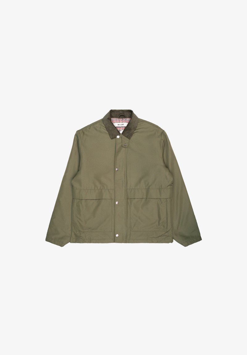 Chaqueta verde oliva hecha de tejido liviano, con cuello tipo solapa, cierre de botones a presión y dos bolsillos frontales. Cuello de textura suave.