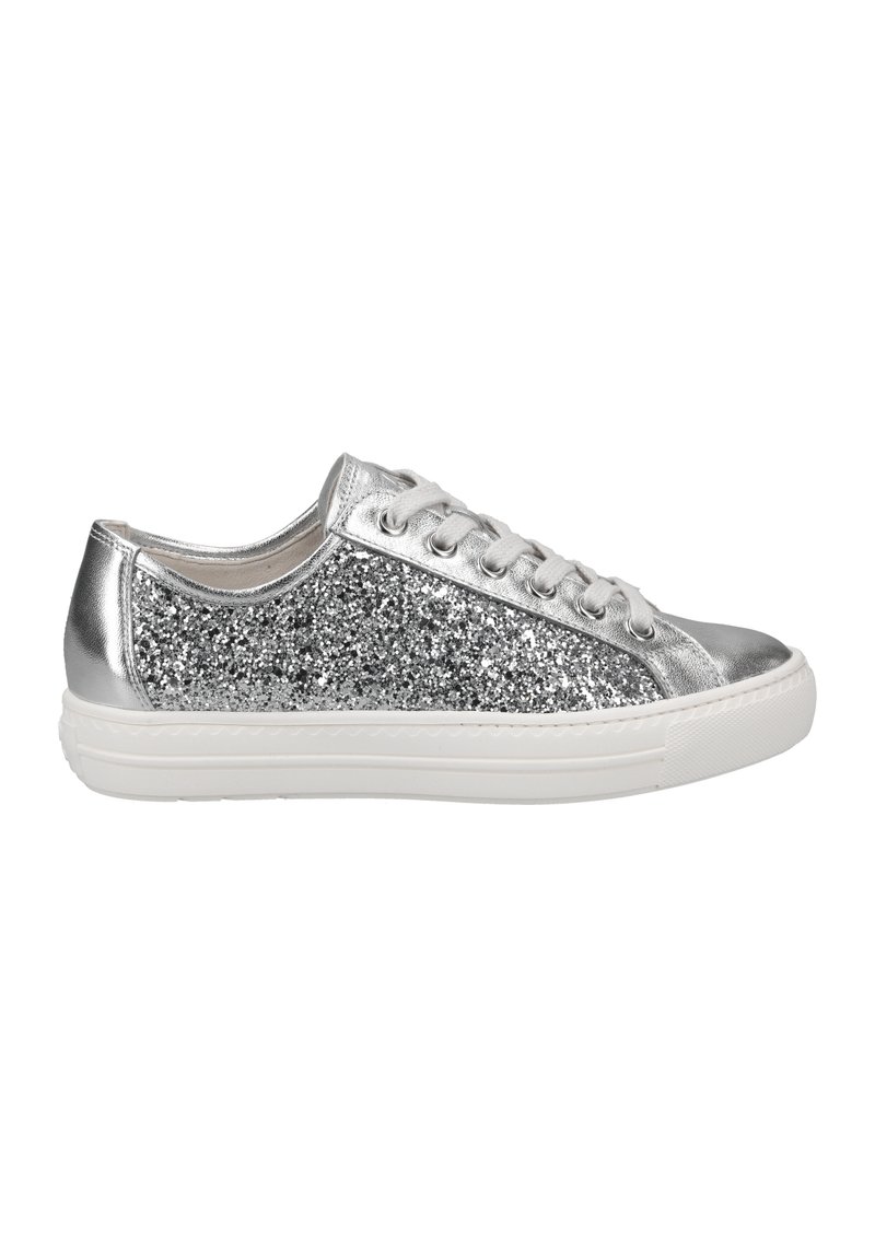 Sneaker argento con pannello laterale glitterato, punta e tallone metallici, suola in gomma bianca e design con sei occhielli per i lacci.
