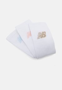 Tres pares de calcetines de algodón blancos con logotipos de colores en azul, rosa y dorado. El diseño incluye una textura acanalada en la parte superior.