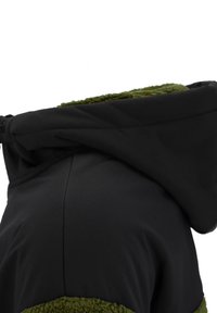 Schwarze Kapuzenjacke mit einem grünen, strukturierten Fleece-Futter am Kragen. Glattes Außenmaterial mit nahtlosem Design.