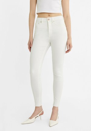 Stradivarius REGULAR WAIST  - Oprijete (skinny) kavbojke - white