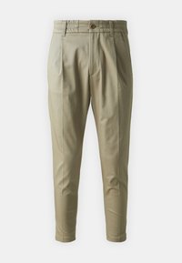 Pantaloni beige a gamba affusolata con pieghe frontali, tasche laterali, cintura elastica, passanti per cintura e chiusura a bottone.