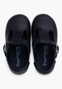 Scarpe per bambini in pelle blu navy con punta arrotondata, dettagli a intaglio e cinturino con fibbia. Fodera interna morbida e suole in gomma.