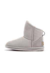 Graue Wildleder-Stiefelette mit strukturiertem Obermaterial, weicher Innenausstattung und kleiner Schlaufe hinten. Mit einem dezenten Logoschriftzug an der Seite.