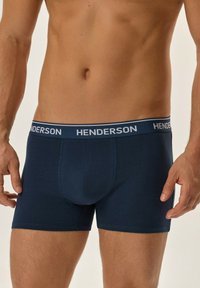 Granatowe bokserki z gładkiego materiału, o dopasowanym kroju i elastycznym pasku w talii z białym napisem "HENDERSON".