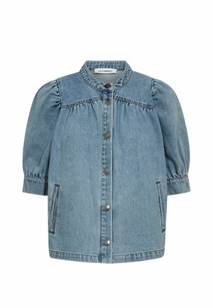 Chaqueta vaquera azul claro con mangas abullonadas hasta el codo, cierre de botones a presión, cuello redondo y bolsillos delanteros con abertura.