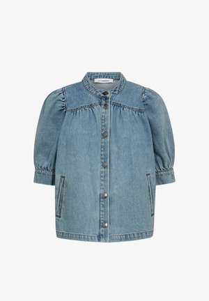 Chaqueta vaquera azul claro con mangas abullonadas hasta el codo, cierre de botones a presión, cuello redondo y bolsillos delanteros con abertura.