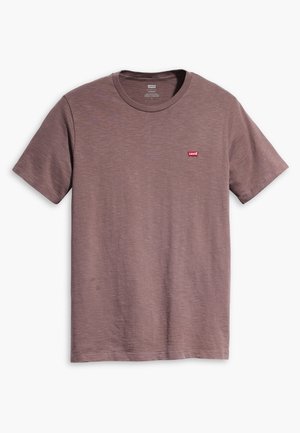 Bruine Levi's T-shirt met korte mouwen en ronde hals, met een klein rood-wit logo op de linkerborst, plat gelegd op een witte achtergrond.