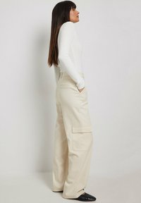 NA-KD Cargohose - cream
