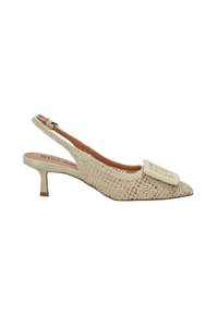 Scarpa slingback beige con design in pizzo floreale, punta affusolata e una fibbia decorativa. Presenta un tacco sottile e una superficie liscia.