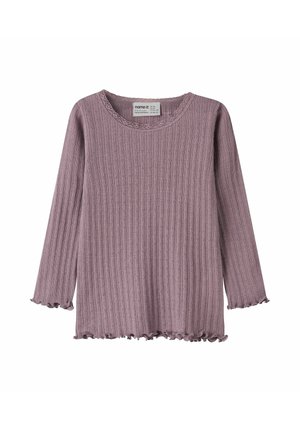 Langærmet top med ribstruktur i lys lavendel med rund halsudskæring og frynser på kanterne. Stoffet har et tekstureret mønster, der tilføjer visuel interesse.