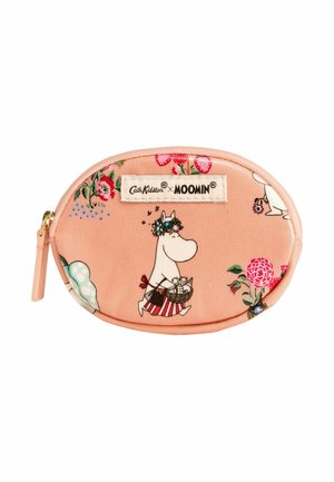 Roza tkaninska torbica z risanimi Moomin liki in cvetličnimi vzorci. Ovalna oblika z zlatim zadrgo in oznako logotipa. Mehak, teksturiran površin.