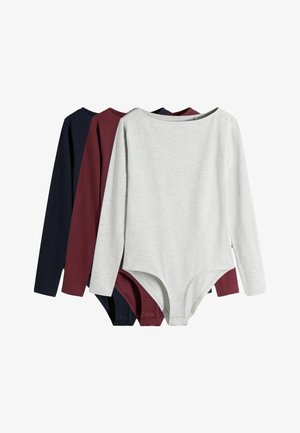 Tri body s dlhým rukávom v námorníckej modrej, bordovej a svetlosivej farbe, naskladané s viditeľnými prednými patentkami v dolnej časti.