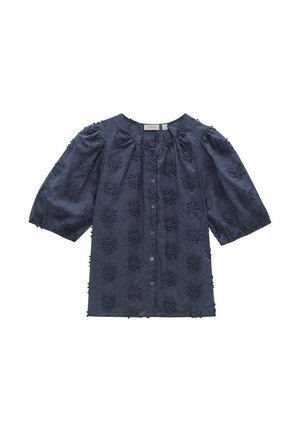 Tummansininen paita, joka on valmistettu teksturoidusta kankaasta ja jossa on brodeerattuja kukkakuosisia yksityiskohtia, napitus ja puffihihat. Pyöreä kaula-aukko.