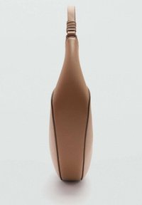 Sac à main en cuir brun élégant, de forme arrondie, avec une texture douce et une sangle nouée. Présente des accents de couture contrastants sur les côtés.