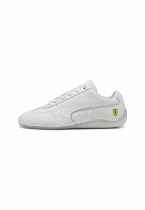 Pantofari atletici albi cu un superior din piele netedă, design cu șireturi și panouri laterale texturate. Prezintă un mic logo galben Ferrari.