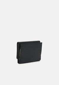 Portefeuille en cuir noir avec une surface texturée, un design pliable et une poche à monnaie zippée. Présente un profil slim et un matériel minimal.