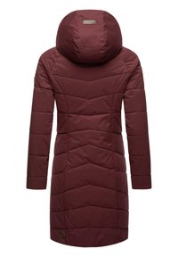 Cappotto imbottito bordeaux con cappuccio, caratterizzato da cuciture a zig-zag, maniche lunghe e una patch con il logo vicino all'orlo. Tessuto morbido e resistente all'acqua.