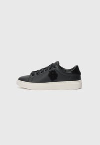 Sneakers neri sintetici a basso profilo con una superficie liscia, suola bianca e logo nero laterale. Presentano lacci neri e un design minimalista.