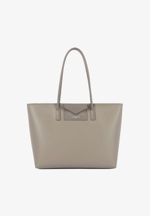 Sac fourre-tout en cuir texturé taupe avec des poignées doubles et une petite poche avant avec un rabat et le nom de la marque "Lancaster Paris."