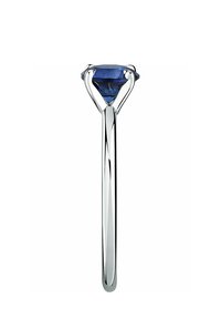 Sapphire forlovelsesring med en central blå facetteret sten, sat i poleret hvidguld med en tynd, tilspidset ring og fire-prongs indstilling.