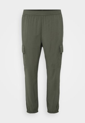 Zielone spodnie cargo z elastycznym paskiem w talii, zwężającymi się nogawkami i bocznymi kieszeniami cargo. Wykonane z lekkiego materiału o gładkiej fakturze.
