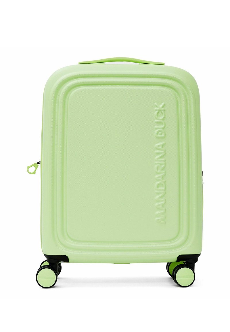 Valise rigide vert clair à surface texturée, bords arrondis, logo embossé, et quatre roues noires pour une meilleure maniabilité.