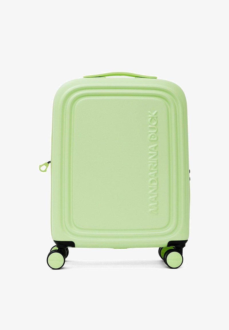 Valise rigide vert clair à surface texturée, bords arrondis, logo embossé, et quatre roues noires pour une meilleure maniabilité.