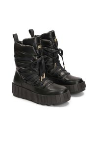 Schwarze Knöchelstiefel aus glänzendem Leder mit gepolstertem Schaft, dicker profilierten Sohle und dekorativen Schnürsenkeln, mit goldenen Akzenten auf den Beschlägen.