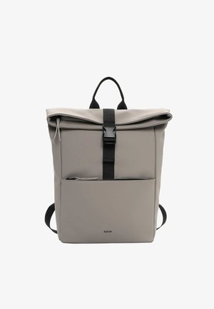 Szary plecak z klapą na rolowanie, czarnym paskiem z klamrą, przednią kieszenią na zamek oraz czarnym uchwytem do noszenia, pokazany na białym tle.