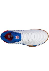 Bílé sportovní boty s modrými akcenty, texturovaným svrškem a gumovou podrážkou. Obsahují logo na jazyku a několik modrých pruhů na boku.