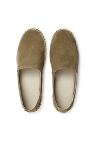 Scarpe slip-on in suede marrone con suola bianca cucita, caratterizzate da una texture liscia e una finitura naturale. Nessun hardware o motivo visibile.