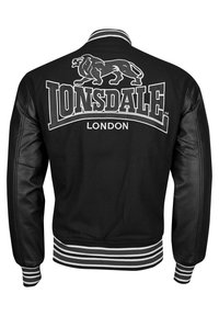 Svart bomberjacka med lädersleeves, med en grå logotyp och texten "LONSDALE LONDON" på ryggen, accentuerad med randig ribbad fåll.