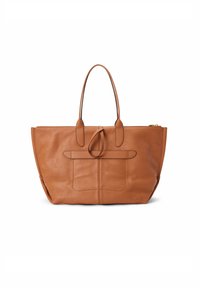 Torebka tote w kolorze brązowym ze skórki z dwoma uchwytami, przednią kieszonką, teksturowanym wykończeniem i zapięciem na zamek. Ma wymiary około 35 cm wysokości i 50 cm szerokości.