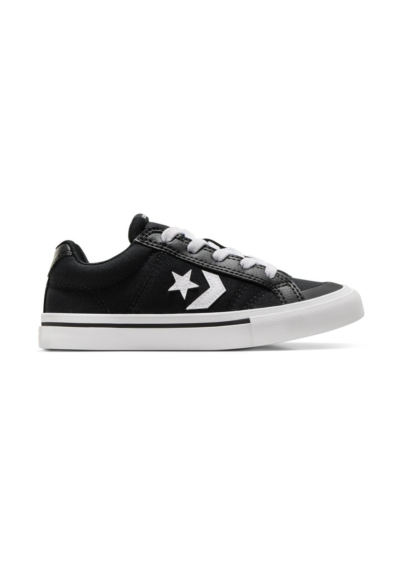 Schwarze Leinensneaker mit weißen Schnürsenkeln, die ein Stern- und Chevron-Design aufweisen. Gummisohle mit strukturiertem Grip und kontrastierenden weißen Akzenten.