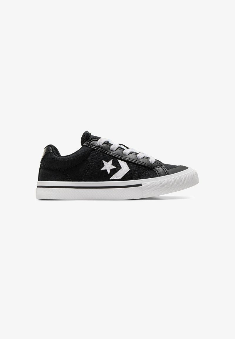 Schwarze Leinensneaker mit weißen Schnürsenkeln, die ein Stern- und Chevron-Design aufweisen. Gummisohle mit strukturiertem Grip und kontrastierenden weißen Akzenten.