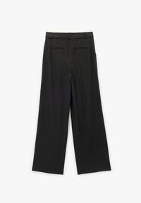 Zwarte wijde broek met een gladde textuur, geplooide voorkant en twee achterzakken. Ontworpen met een aansluitende tailleband en getailleerde silhouet.