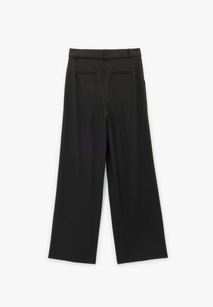 Zwarte wijde broek met een gladde textuur, geplooide voorkant en twee achterzakken. Ontworpen met een aansluitende tailleband en getailleerde silhouet.