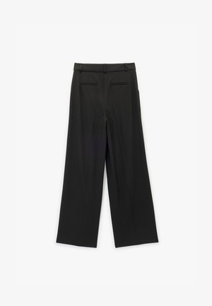 Zwarte wijde broek met een gladde textuur, geplooide voorkant en twee achterzakken. Ontworpen met een aansluitende tailleband en getailleerde silhouet.