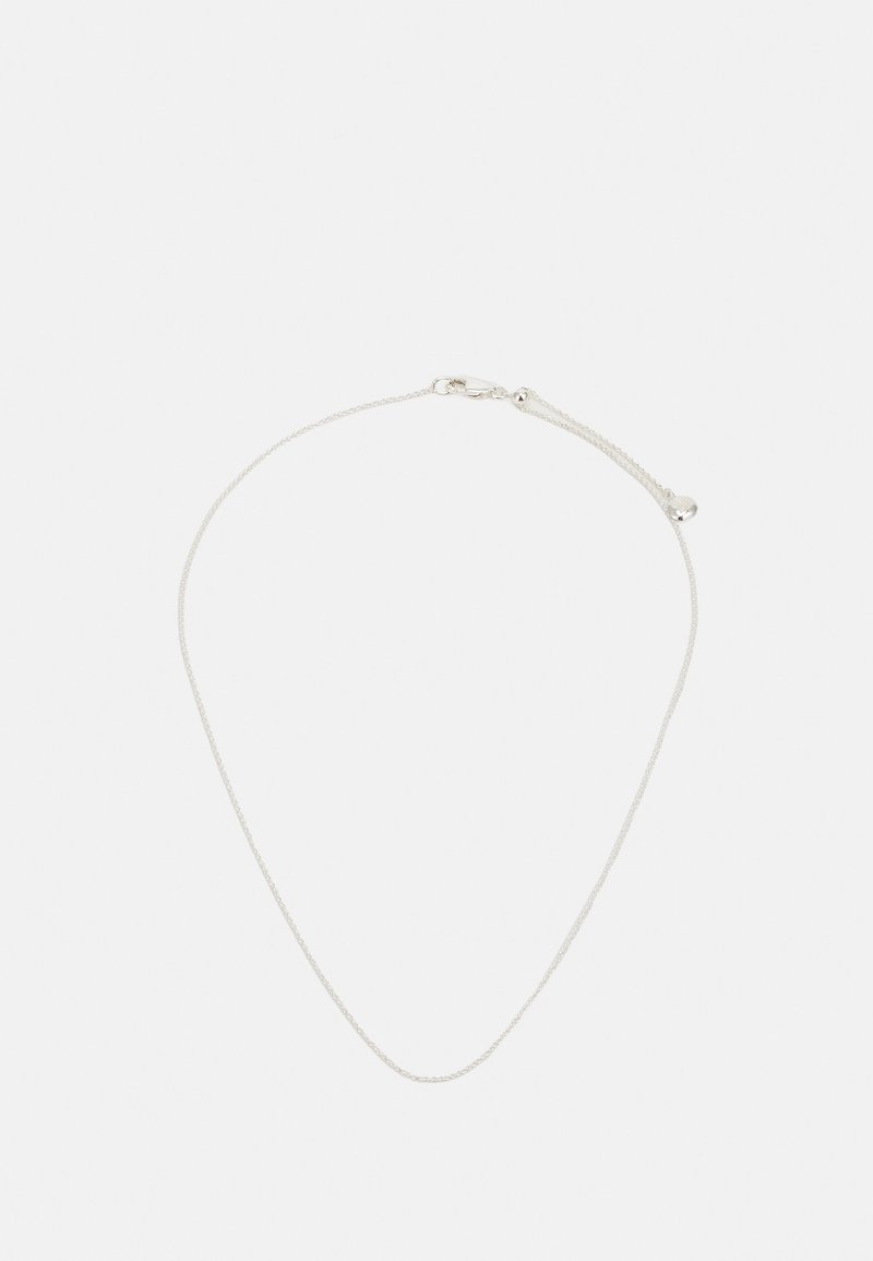 Hõbedane kaelakee õhukese ketiga ja homaariklambriga. Omab delikaatset disaini, millel on klambri lähedal väike ümmargune aksessuaar.