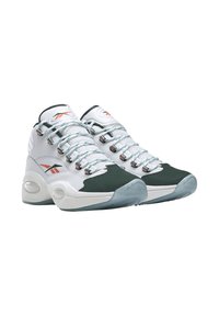 Sneaker alta con pannelli bianchi e verde scuro, pelle testurizzata, sistema di lacci prominente e suole in gomma traslucida con imbottitura ad aria.