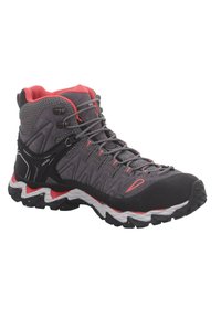 Bottes de randonnée grises avec des accents rouges, une semelle robuste, un mélange de matériaux en maille et en daim, un bon soutien de la cheville et des lacets et œillets visibles.