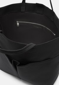 Borsa a tracolla in pelle nera con una texture liscia, dotata di tasca interna con zip, manici doppi e un ampio scomparto principale.