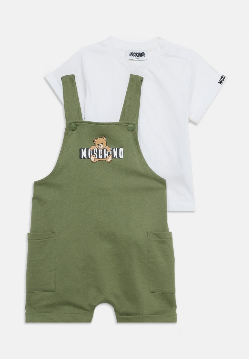 Λευκό βρεφικό t-shirt με κοντά μανίκια και ελιά πρασινωπό κοντό φορμάκι με αρκουδάκι και λογότυπο "Moschino" στο εμπρόσθιο μέρος.