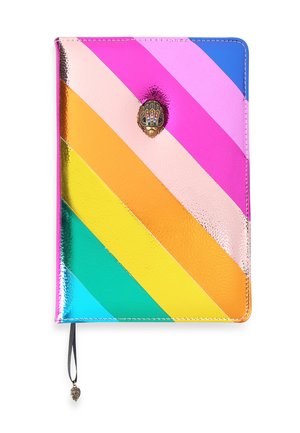 Taccuino con strisce diagonali lucide in blu, rosa, arancione, giallo e verde, caratterizzato da un emblema decorativo a forma di mano in bronzo e un segnalibro a nastro nero.