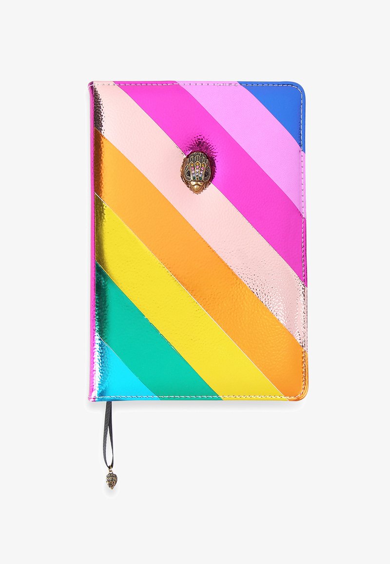 Carnet avec des rayures diagonales brillantes en bleu, rose, orange, jaune et vert, doté d'un emblème décoratif en bronze en forme de main et d'un marque-page ruban noir.