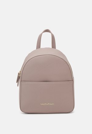 Sac à dos mauve compact avec poignée supérieure, poche avant, tirettes de fermeture éclair dorées et logo "Valentino" en lettres d'or sur la poche avant.